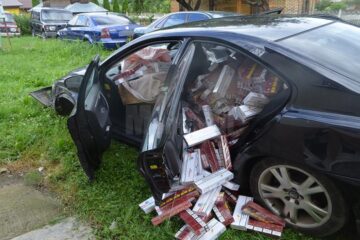 În mașină au fost găsite 7.350 de pachete de țigări de proveniență ucraineană