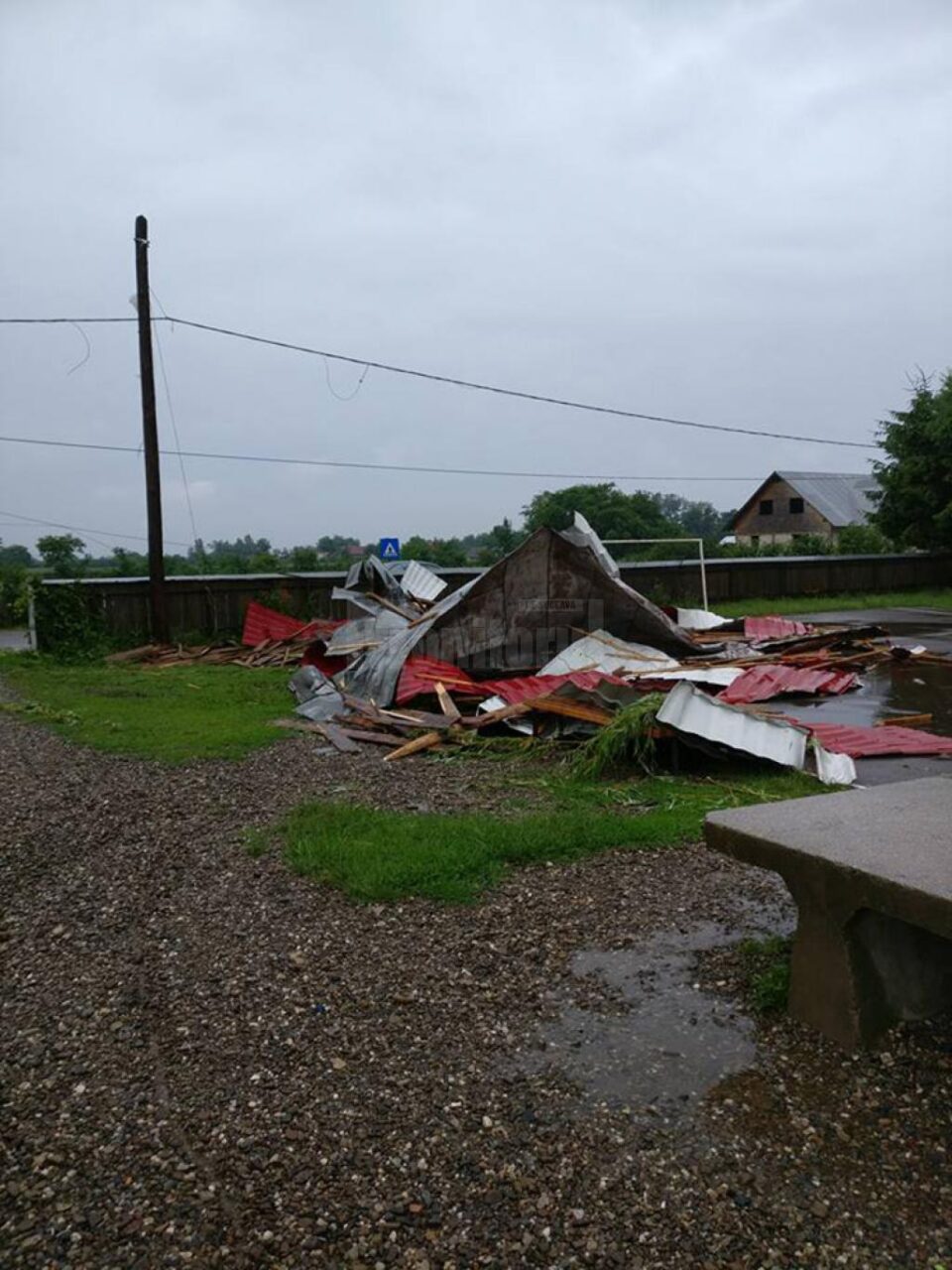 Bucățile din acoperiș au fost împrăștiate în curtea școlii