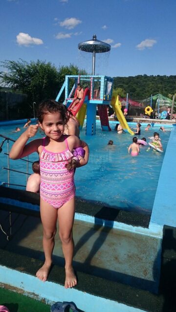 Roxana, fetița cu tenul măsliniu, care se afla pe o listă cu copii greu adoptabili din țară, este acum un copil fericit
