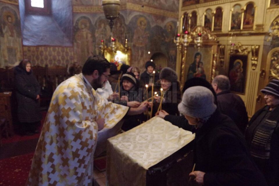Ungerea cu ulei sfințit la Sfântul Maslu Ungerea cu ulei sfințit la Sfântul Maslu