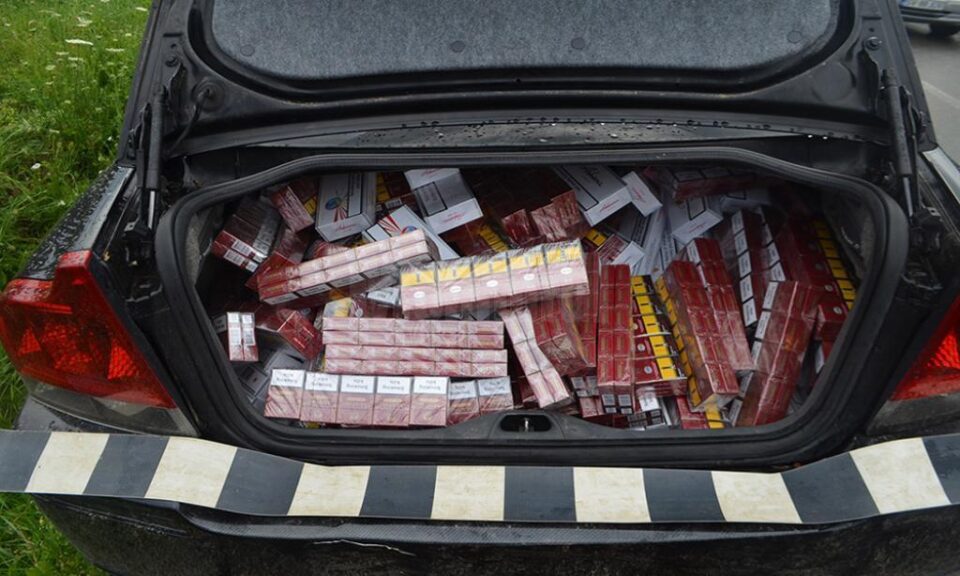 În mașină au fost găsite 7.350 de pachete de țigări de proveniență ucraineană