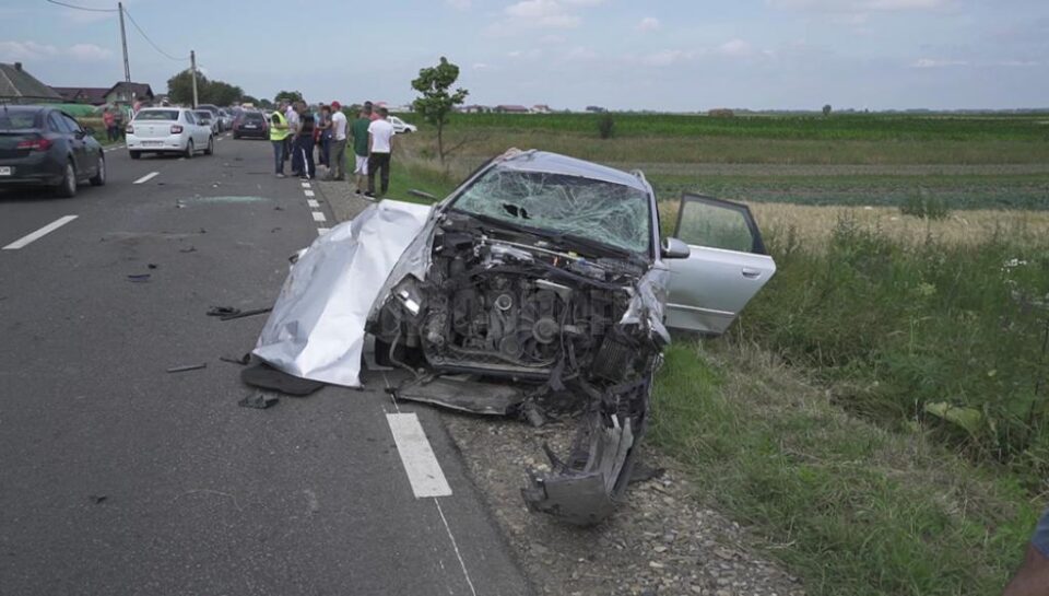 Autoturismul s-a răsturnat de mai multe ori pe carosabil