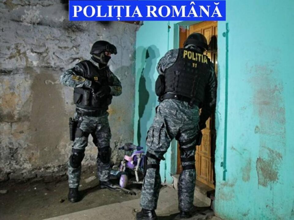 Peste 50 de oameni ai legii au fost mobilizați pentru ridicarea inculpațílor