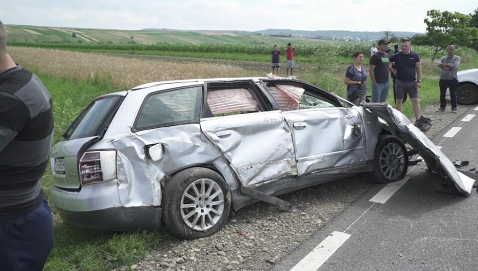 Autoturismul s-a răsturnat de mai multe ori pe carosabil