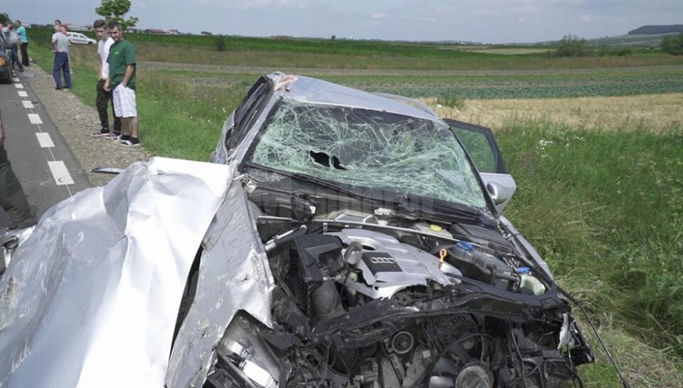 Soțul mort, soția și fiica rănite grav, după ce o mașină s-a răsturnat în timpul unei depășiri