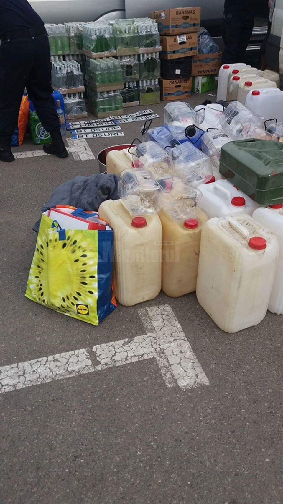 O femeie s-a încuiat într-un microbuz plin cu mărfuri de contrabandă, când a dat cu ochii de jandarmi