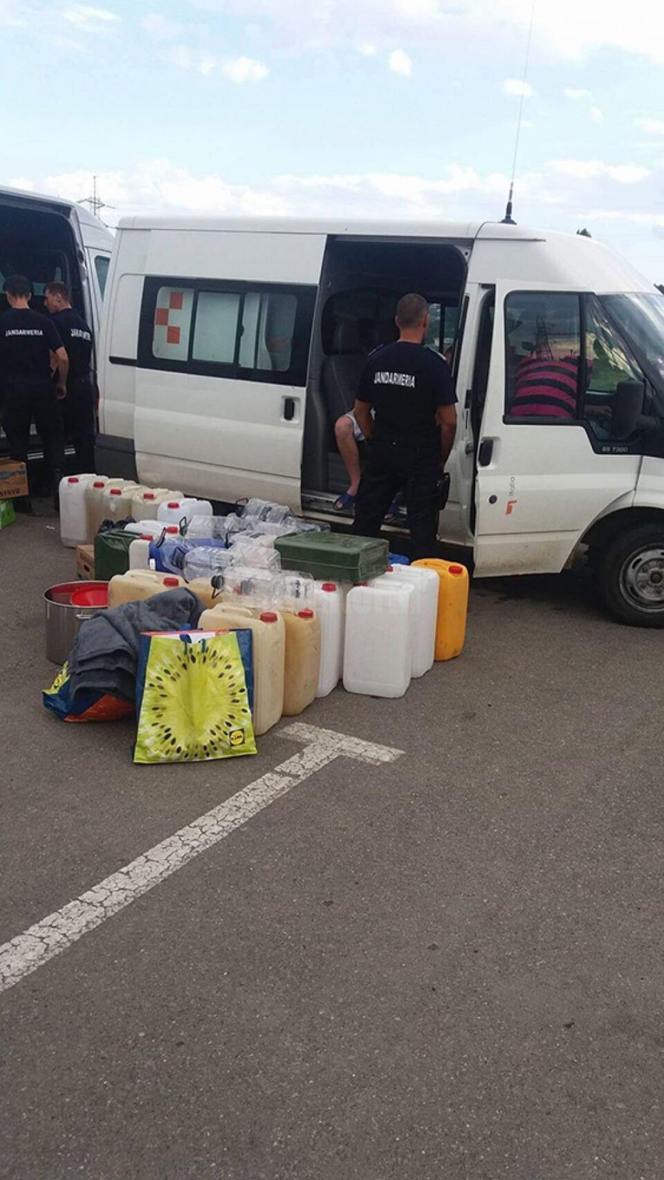 O femeie s-a încuiat într-un microbuz plin cu mărfuri de contrabandă, când a dat cu ochii de jandarmi