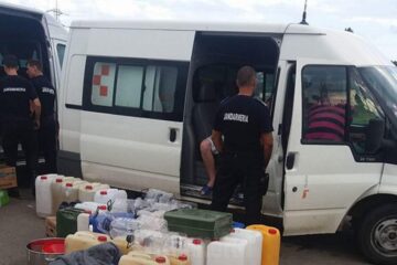 O femeie s-a încuiat într-un microbuz plin cu mărfuri de contrabandă, când a dat cu ochii de jandarmi