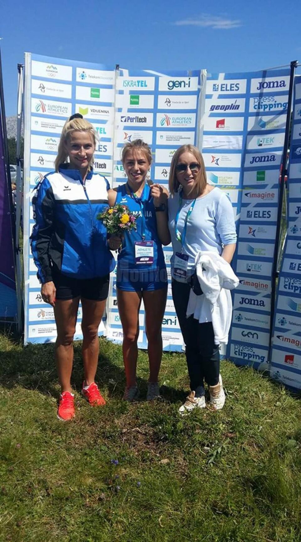 Gabriela Andreea Doroftei flancată de antrenoarea Erzilia Țâmpău și de marea campioană Gabi Szabo