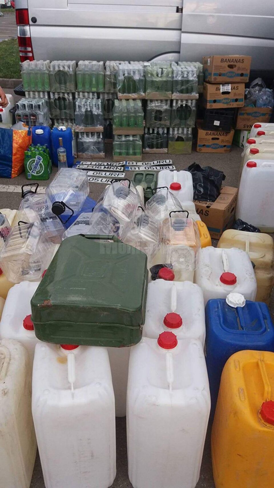 O femeie s-a încuiat într-un microbuz plin cu mărfuri de contrabandă, când a dat cu ochii de jandarmi