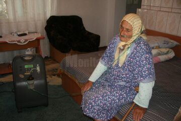 O bătrână de 86 de ani, dependentă de aparatul de oxigen, victimă a fluctuațiilor de tensiune din rețeaua electrică