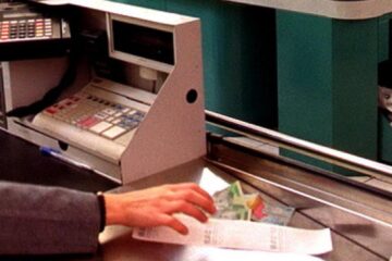 Dosar penal pentru furtul unor cabanoși în valoare de 6,99 de lei. Foto: www.stirileprotv.ro