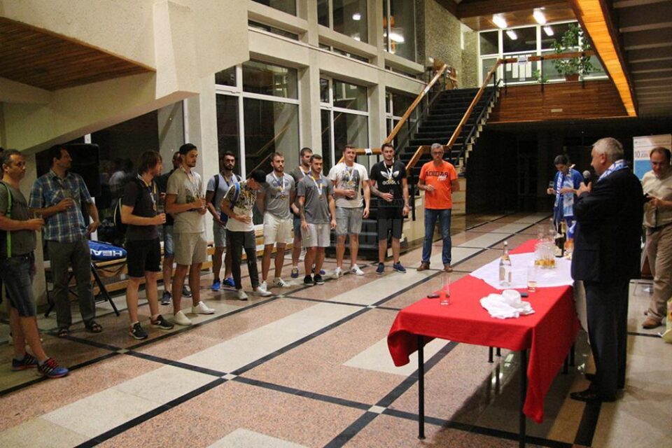 Echipa Universității a fost așteptată și felicitată de mai mulți suporteri, prieteni, dar și de o parte din conducerea Universității „Ștefan cel Mare”