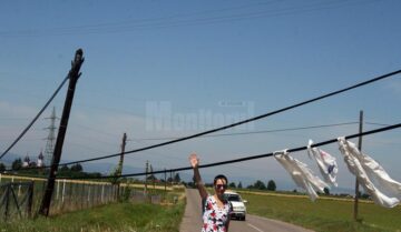 La intrarea spre Cotu Băii, cablurile coboară până la înălțimea unui om și sunt semnalizate cu cârpe