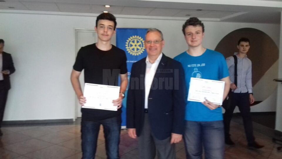 Ștefan Șovea și Andrei Ventuneac (Marele premiu), alături de președintele juriului, Dumitru Prunariu