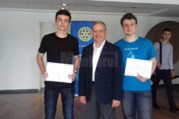 Ștefan Șovea și Andrei Ventuneac (Marele premiu), alături de președintele juriului, Dumitru Prunariu