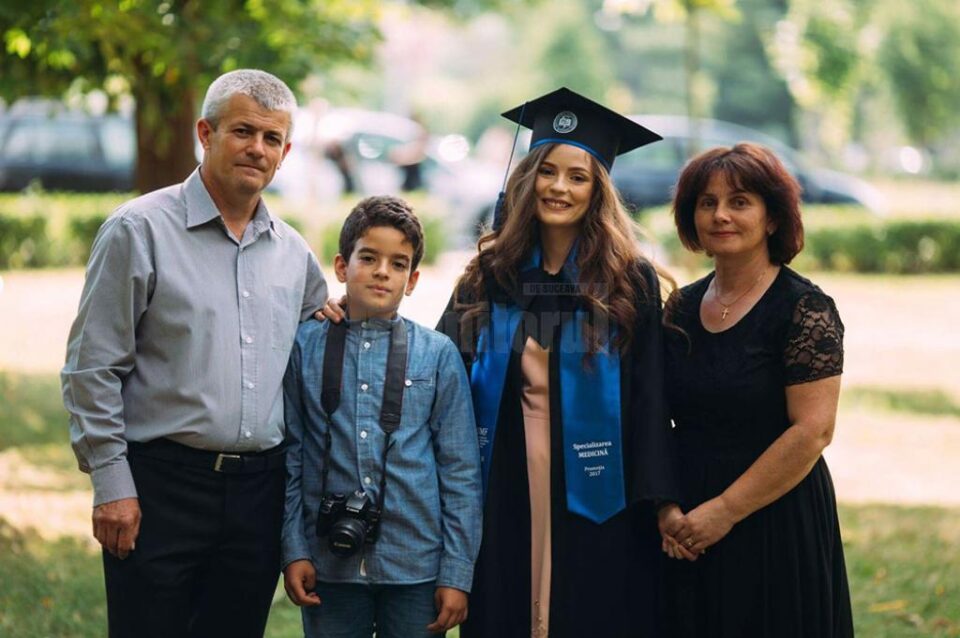 Sabina, alături de familia sa, la festivitatea de absolvire