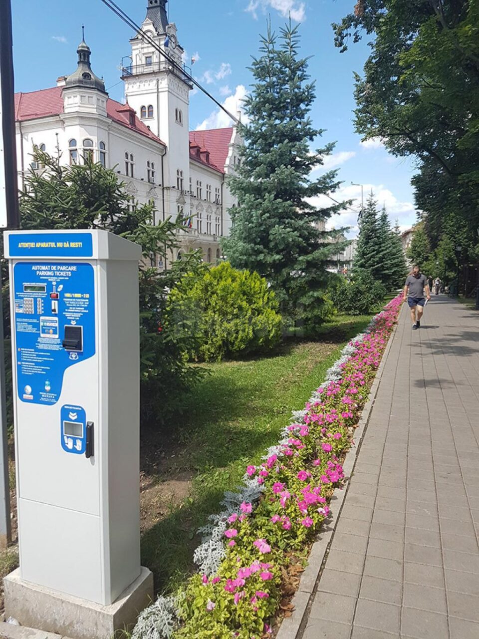 Parcometrele eliberează tichetul de parcare în baza opțiunilor de plată și timp selectate Parcometrele eliberează tichetul de parcare în baza opțiunilor de plată și timp selectate