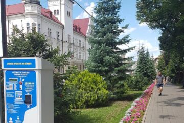 Parcometrele eliberează tichetul de parcare în baza opțiunilor de plată și timp selectate