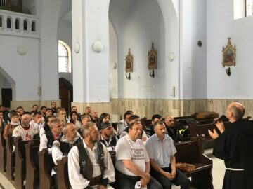 Gheorghe Flutur, alături de pelerini la Basilica Minor din Cacica