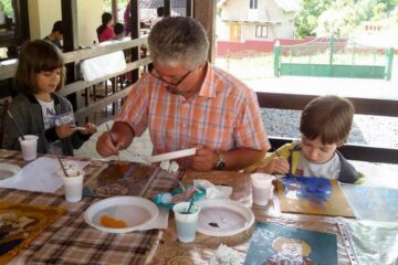 Tabăra iconarilor suceveni a fost inițiată de preotul paroh Mitu Pascal