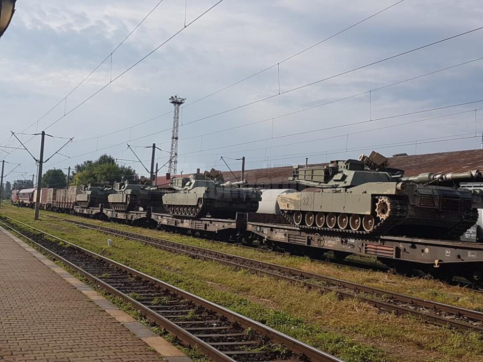 Un tren cu echipament militar a tranzitat ieri județul
