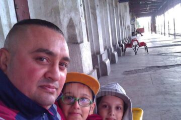 Dafin Băcilă, împreună cu cei doi fii ai săi