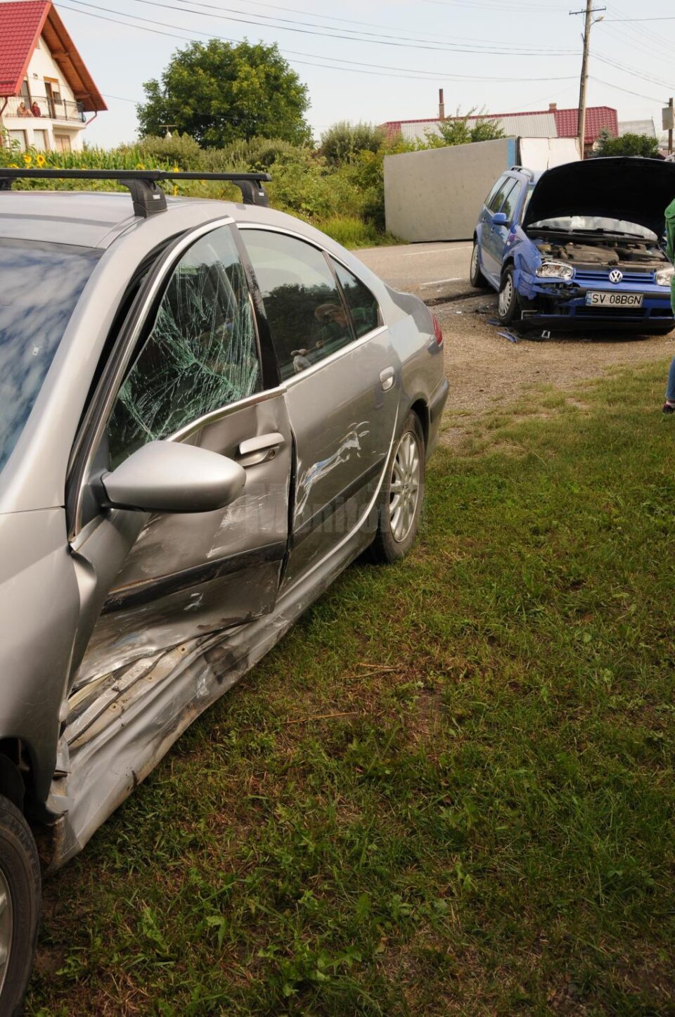 Cele daua autoturisme s-au ciocnit dupa ce primul a virat stanga, pentru a intra intr-o curte