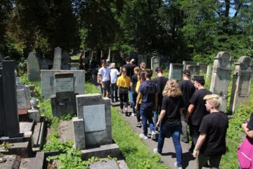 22 de elevi din Rădăuți și Rostock au reabilitat mii de pietre de mormânt ale victimelor din cele două războaie mondiale