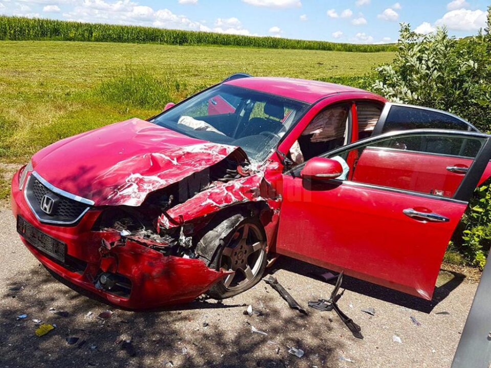 Accidentul s-a petrecut pe un drum îngust și fără vizibilitate, din cauza vegetației mari de la marginea șoselei