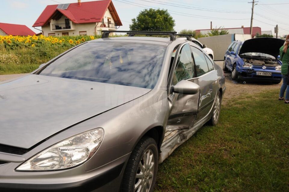 Cele doua autoturisme s-au acrosat in momentul in care primul a vrut sa intre intr-o curte din stanga drumului Cele doua autoturisme s-au acrosat in momentul in care primul a vrut sa intre intr-o curte din stanga drumului