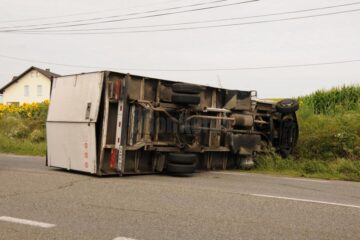 Venind din spate, autoutilitara a franat brusc si s-a rasturnat pe sosea