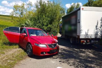 Accidentul s-a petrecut pe un drum îngust și fără vizibilitate, din cauza vegetației mari de la marginea șoselei