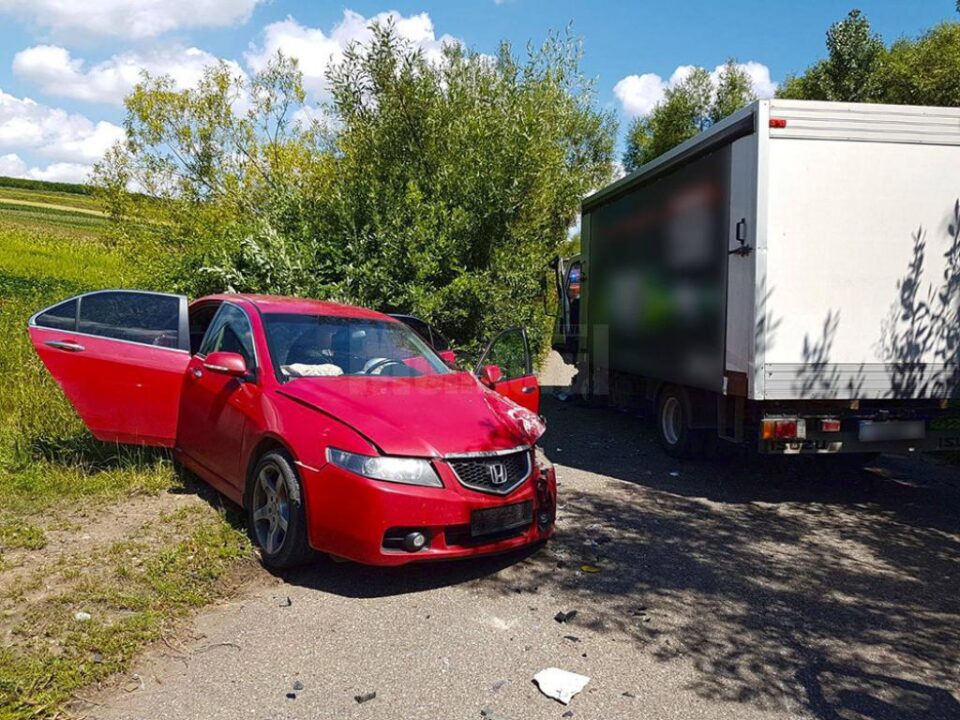 Accidentul s-a petrecut pe un drum îngust și fără vizibilitate, din cauza vegetației mari de la marginea șoselei