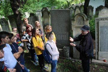 Bondy explică semnificația simbolurilor de pe pietrele funerare