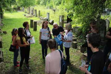 Petra Klawitter, în ie românească, Holger și Cristina Grijincu împart elevilor candele Petra Klawitter, în ie românească, Holger și Cristina Grijincu împart elevilor candele