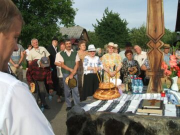 Aproape 80 de persoane au participat la comemorarea a 120 de ani de la nașterea prof. Orest Bucevschi, la Păltinoasa