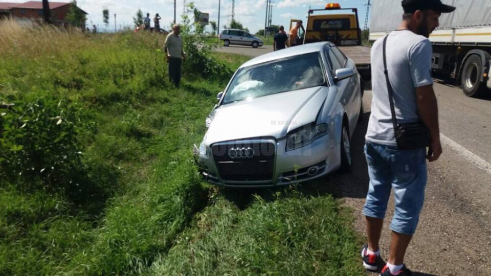 Autoturismul Audi care se afla în depășire