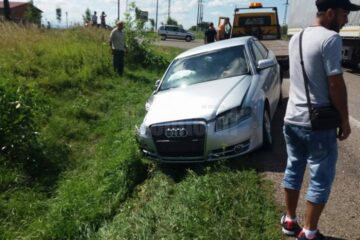 Autoturismul Audi care se afla în depășire