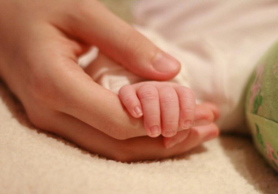 Bebelușul a fost găsit de mama lui asfixiat în așternut