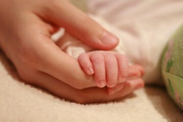 Bebelușul a fost găsit de mama lui asfixiat în așternut