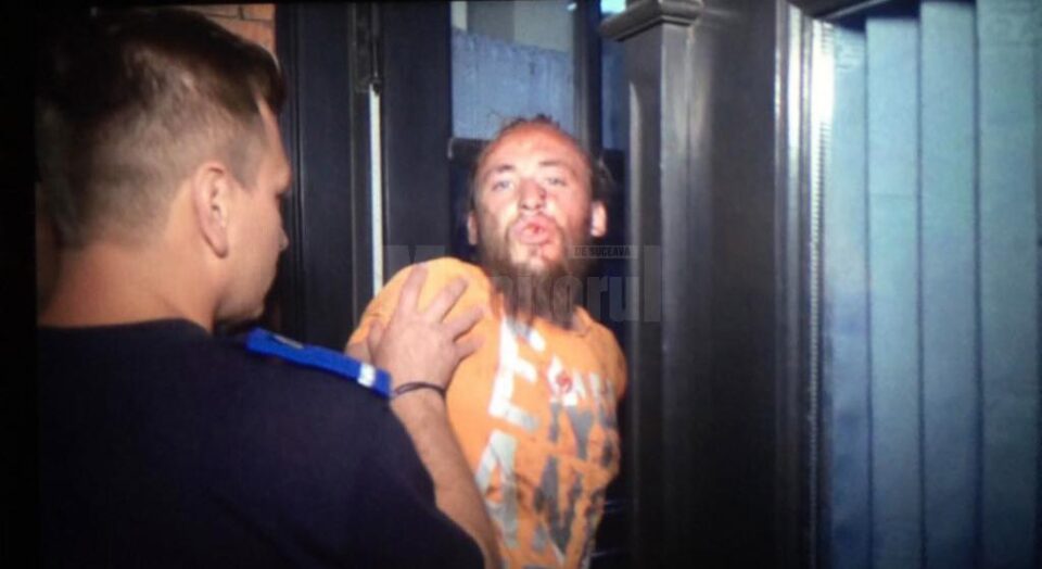Criminalul a fost prins la puțin timp și imobilizat de mai mulți polițiști.