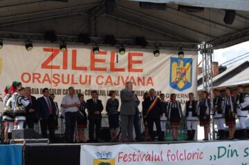 Festivalul folcloric „Din stejar, stejar răsare!”, ediția a VI-a, a reunit câteva sute de spectatori la Cajvana