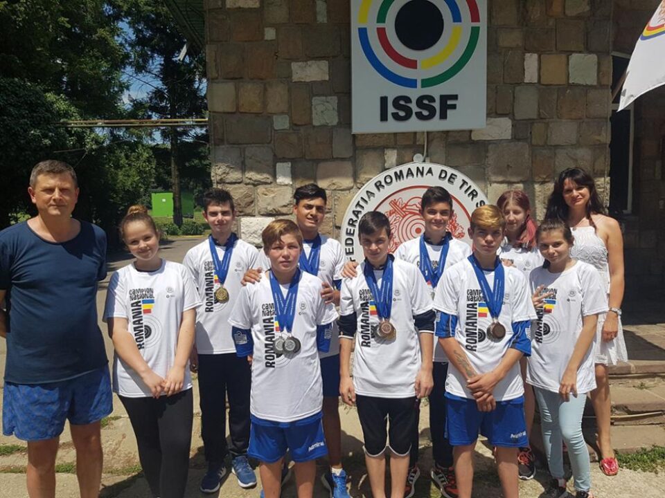 Tiriștii sportivi de la CSM Suceava și CSȘ Rădăuți alături de antrenorul Ștefan Buiucliu