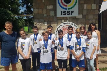 Tiriștii sportivi de la CSM Suceava și CSȘ Rădăuți alături de antrenorul Ștefan Buiucliu
