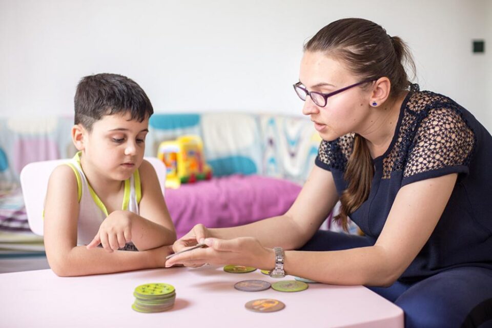 300 de copii cu autism din Suceava, București și Ilfov, monitorizați și evaluați în timp real cu ajutorul unei aplicații mobile