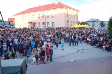 Festivalul folcloric „Din stejar, stejar răsare!”, ediția a VI-a, a reunit câteva sute de spectatori la Cajvana