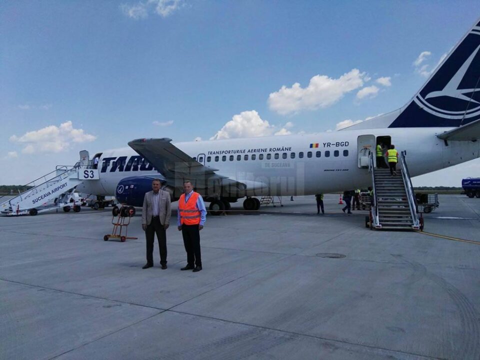 Pasagerii au fost întâmpinați de vicepreședintele CJ Suceava Viorel Seredenciuc și de directorul aeroportului, Ioan Măriuța