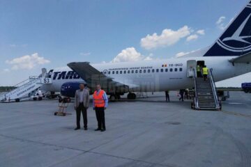 Pasagerii au fost întâmpinați de vicepreședintele CJ Suceava Viorel Seredenciuc și de directorul aeroportului, Ioan Măriuța Pasagerii au fost întâmpinați de vicepreședintele CJ Suceava Viorel Seredenciuc și de directorul aeroportului, Ioan Măriuța