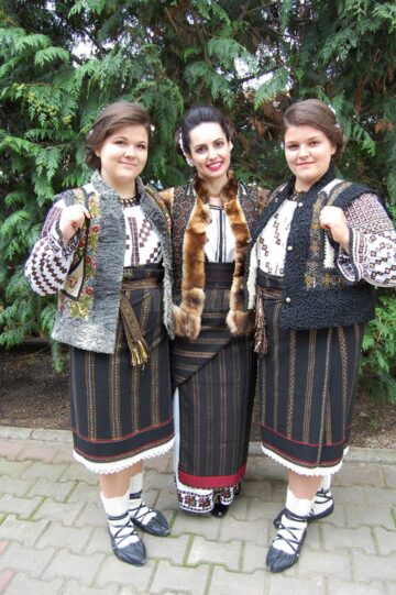 Festivalul folcloric „Din stejar, stejar răsare!”, ediția a VI-a, a reunit câteva sute de spectatori la Cajvana